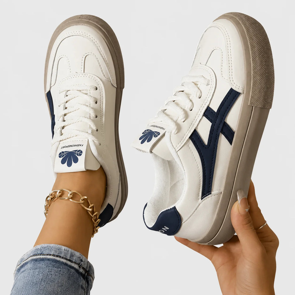 Hvide plateausneakers med blå sidestribe og grov plateausål