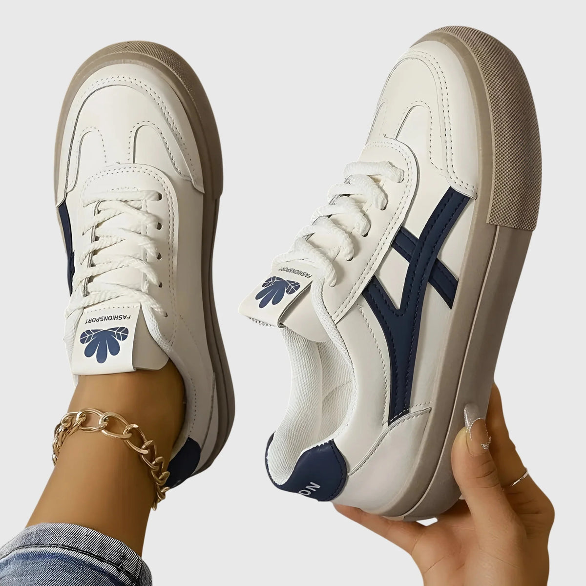 Hvide plateausneakers med blå sidestribe, snørebånd og polstret kant