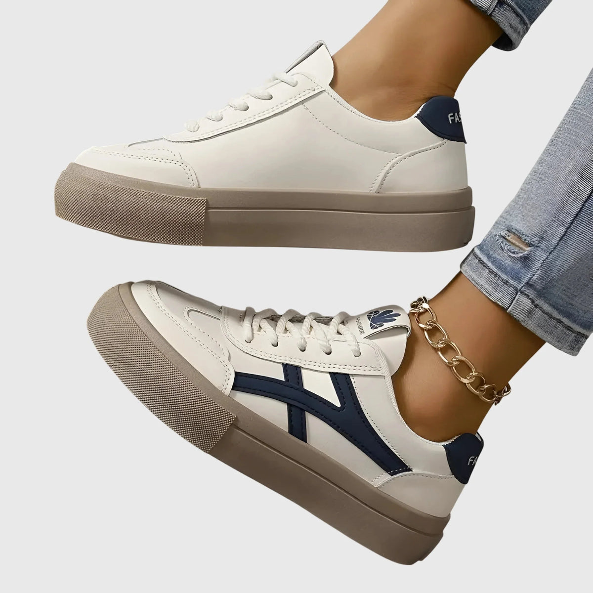 Hvide plateausneakers med blå sidestribe og brun plateausål