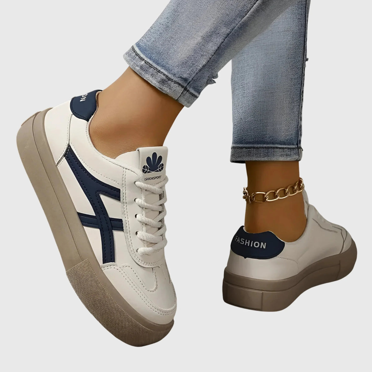 Hvide plateausneakers med blå sidestribe, ankelkæde og plateausål