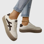 Hvide plateausneakers med mørkebrun sidestribe og beige plateausål