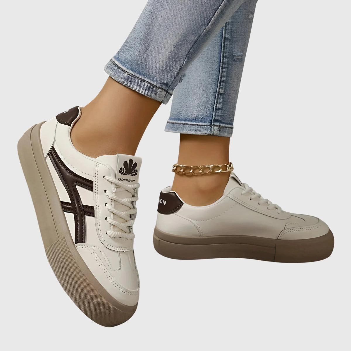 Hvide plateausneakers med mørkebrun sidestribe og beige plateausål