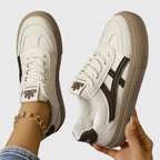 Hvide plateausneakers med brun sidestribe og beige plateausål