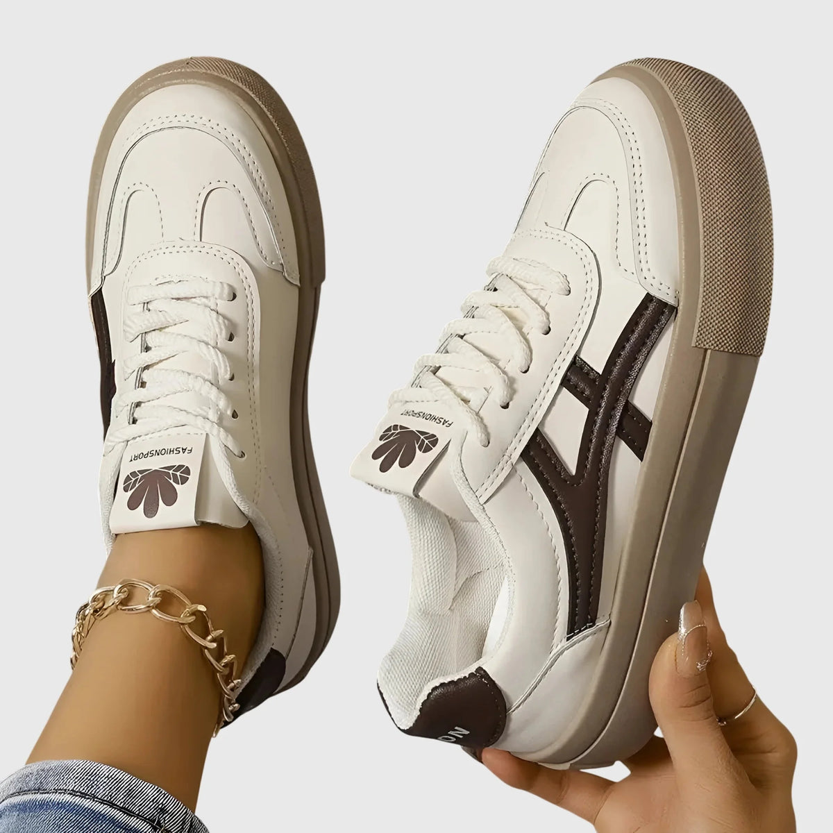 Hvide plateausneakers med brun sidestribe og beige plateausål