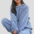 Blåt to-delt sæt i teddyfleece: rund hals-sweater med brede, løse bukseben.