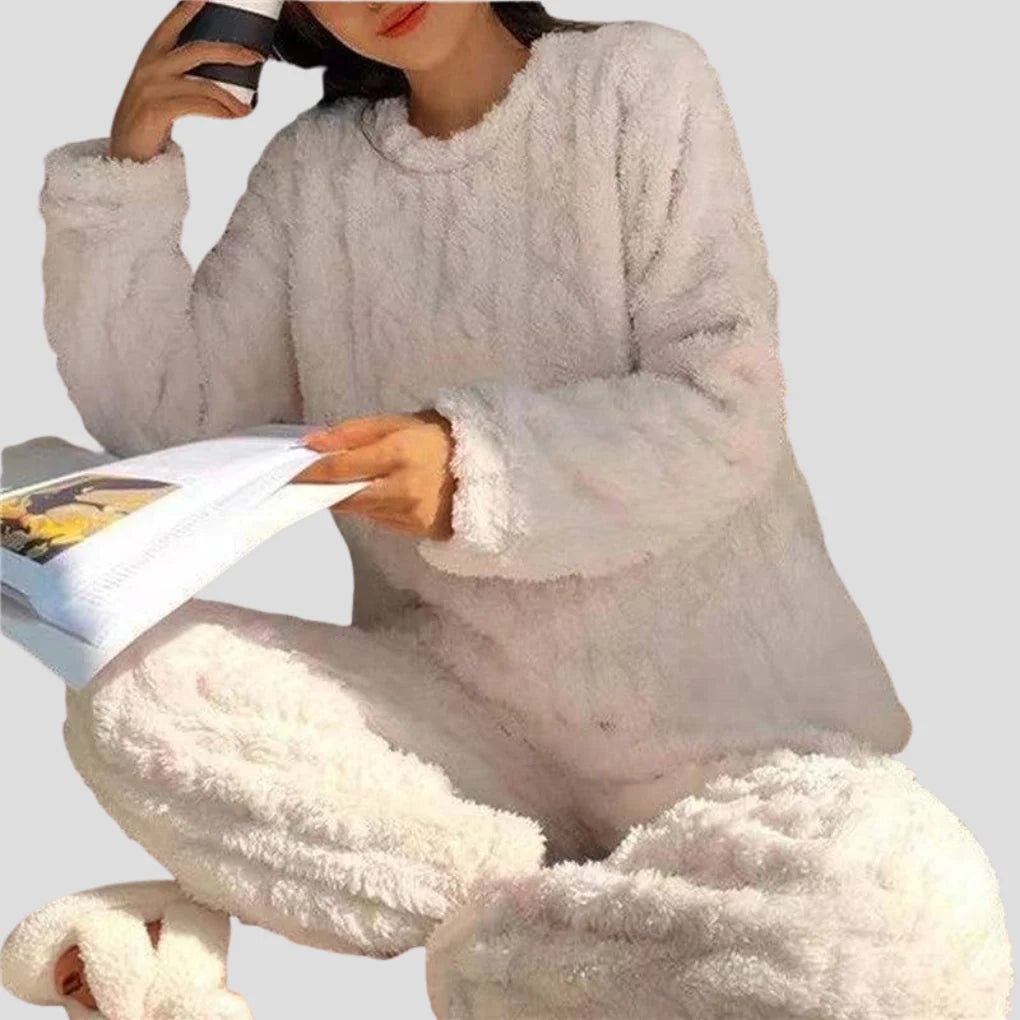 Cremefarvet to-delt teddyfleece-sæt med rund hals og brede, løse bukseben.
