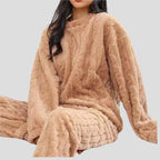 Beige to-delt teddyfleece-sæt: rund hals sweater og brede, løse bukseben.