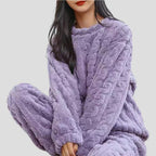 Lavendelfarvet to-delt teddyfleece-sæt med rund hals sweater og brede bukseben.