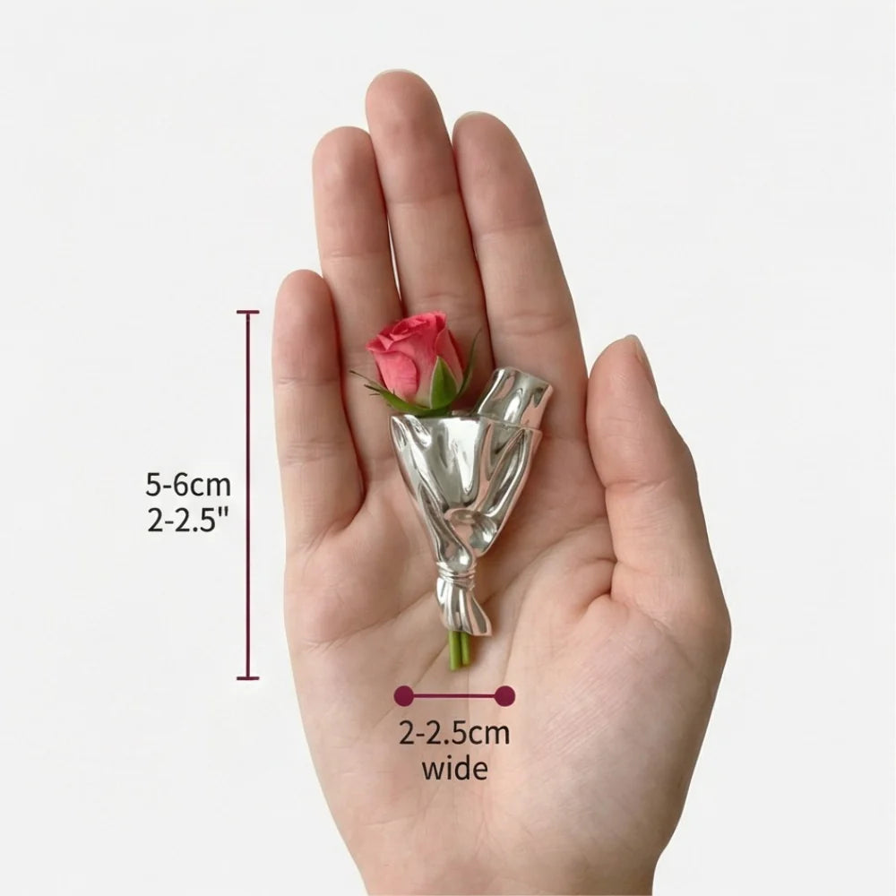 Blomsterbuket-broche i sølv på hånd med synlige størrelsesmål i billedet.