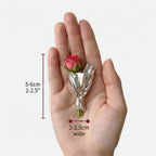 Blomsterbuket-broche i sølv på hånd med synlige størrelsesmål i billedet.