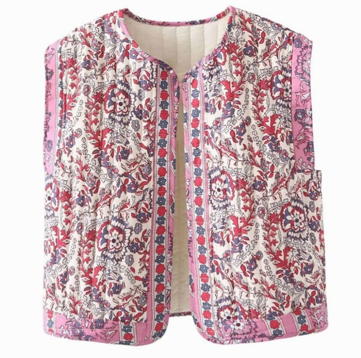 Quiltet vest med blomsterprint i pink og rød, kontrastkant og knaplukning