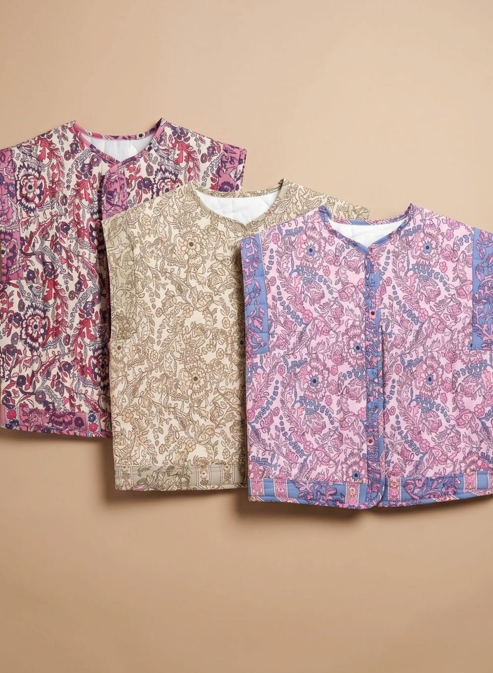 Sæt af quiltede veste med blomsterprint i lilla, khaki og blå, knaplukning