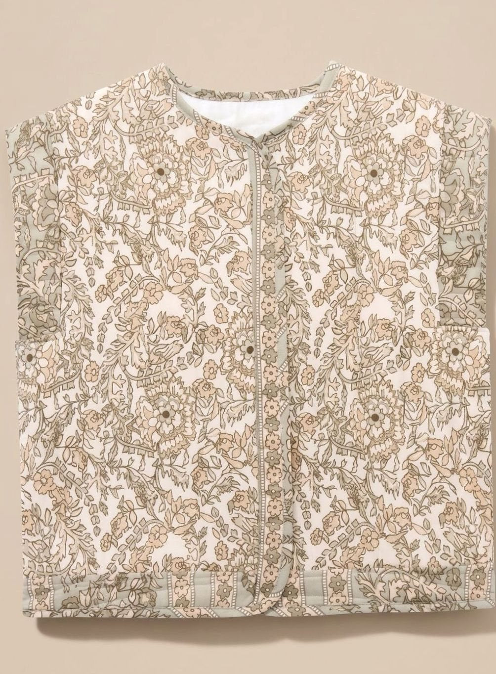 Quiltet vest med blomsterprint i creme og beige, kontrastkant og knaplukning