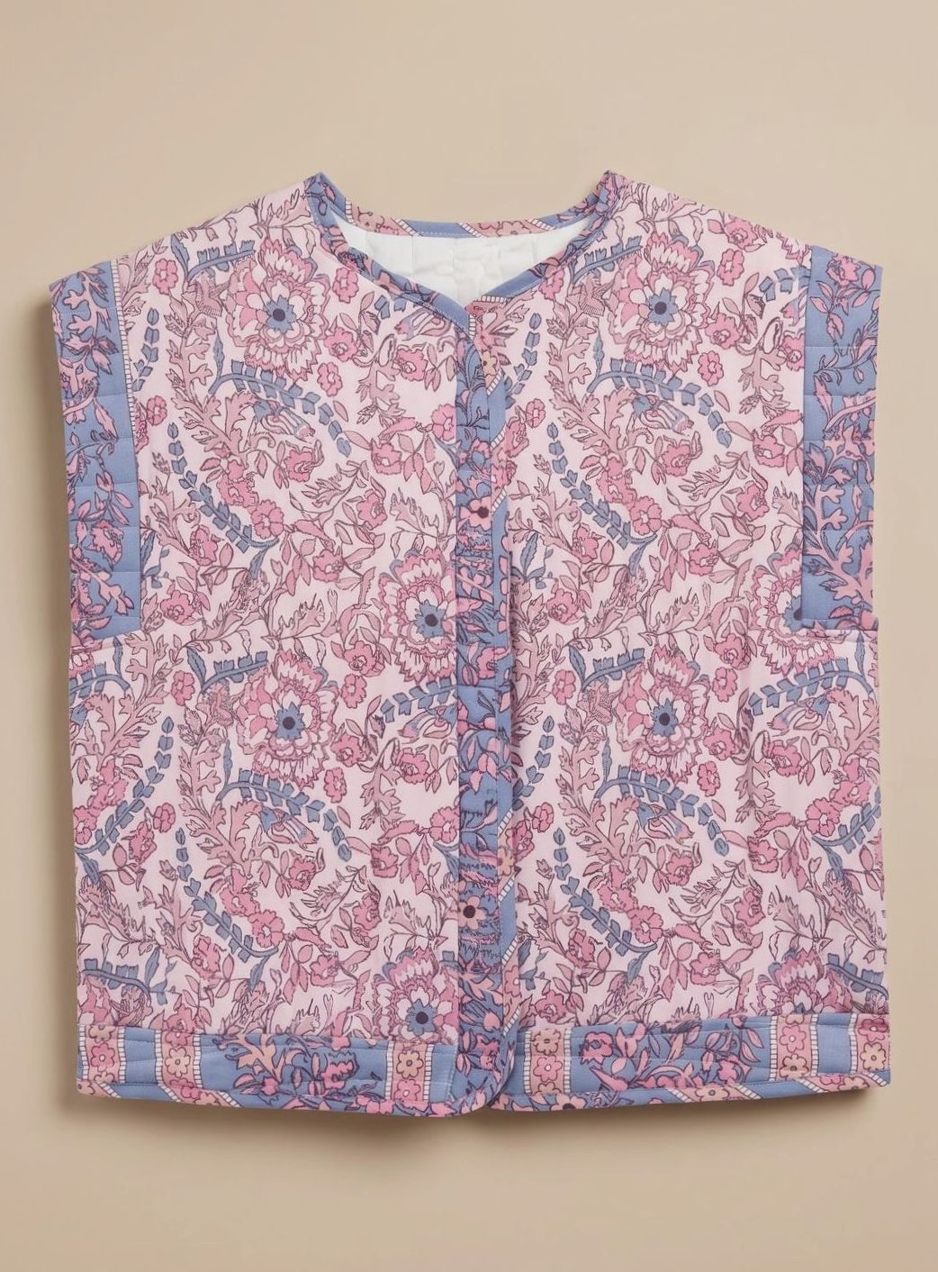 Quiltet vest med blomsterprint i lyserød og blå, kontrastkant og knaplukning