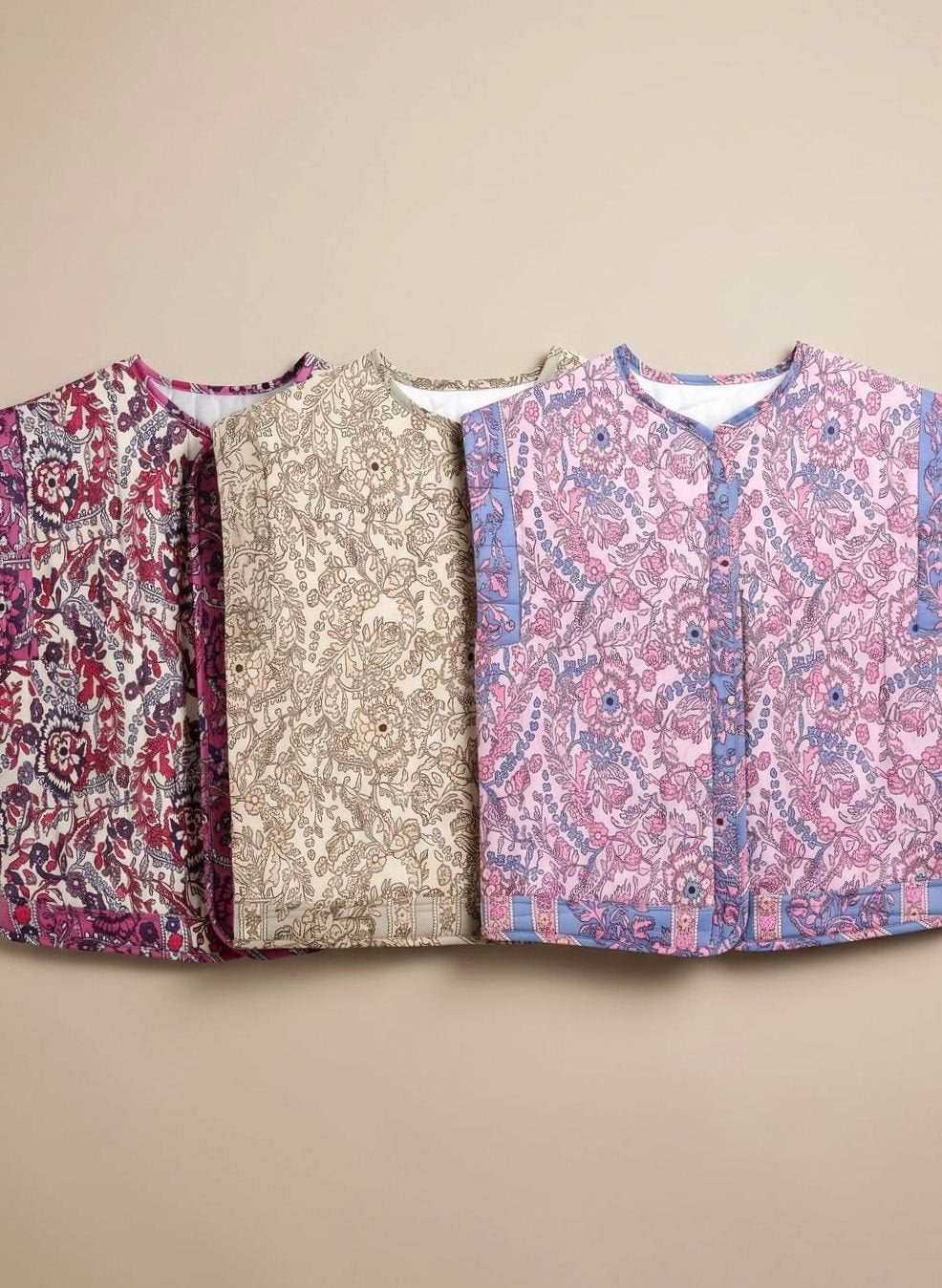 Sæt af quiltede veste med blomsterprint i rød, khaki og lyserød, knaplukning