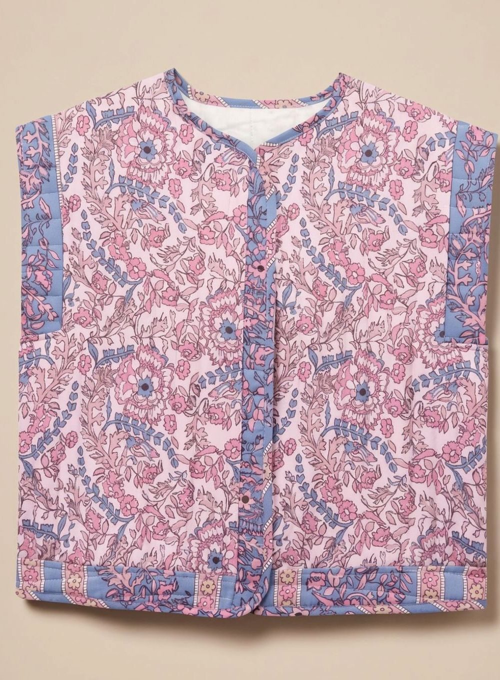 Quiltet vest med blomsterprint i lyserød og blå, kontrastkant og knaplukning