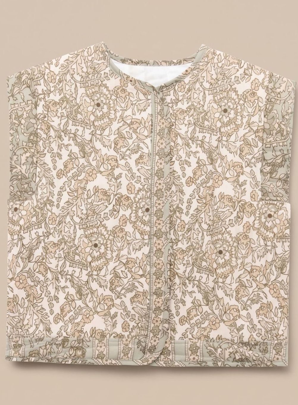Quiltet vest med blomsterprint i creme og beige, knaplukning og kontrastkant