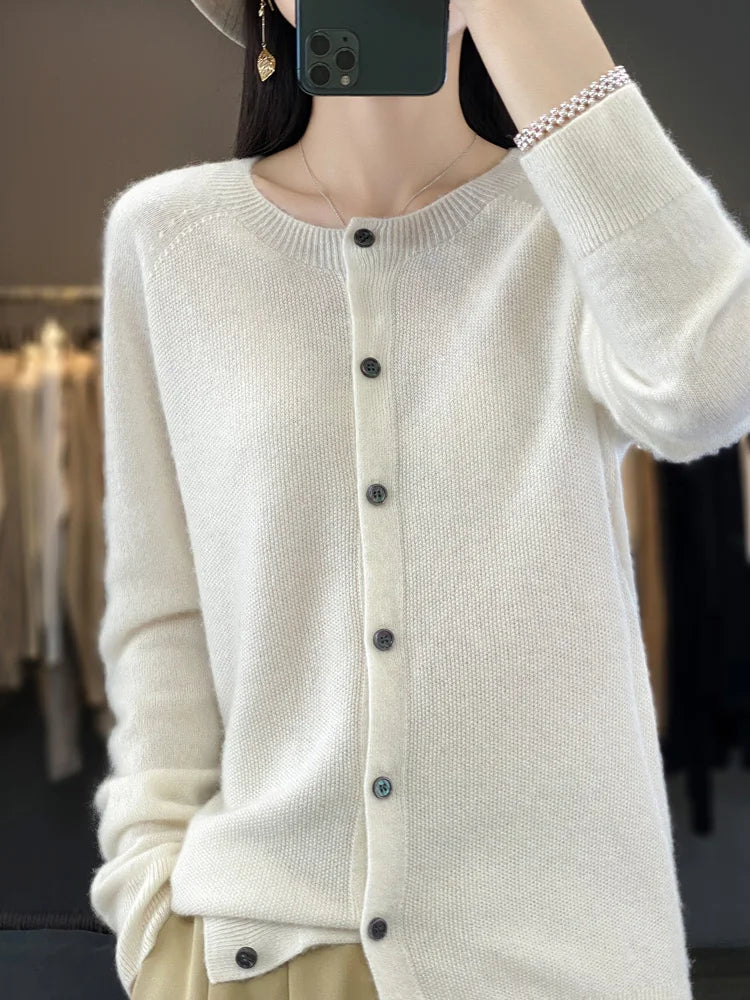 Helle Cardigan | Rund Hals, Tættsiddende Snit 3