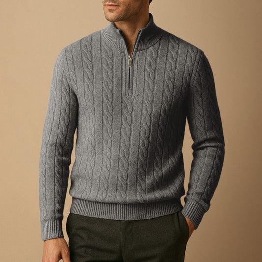 Grå kabelstrikket sweater med halv lynlås og høj ståkrave, ribkant ved ærmer og bund