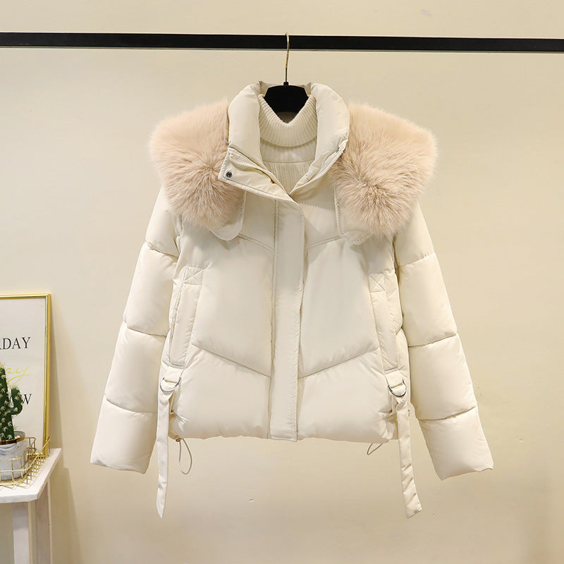 Off-white pufferjakke med lange ærmer, lynlås og pelskant ved krave og manchet