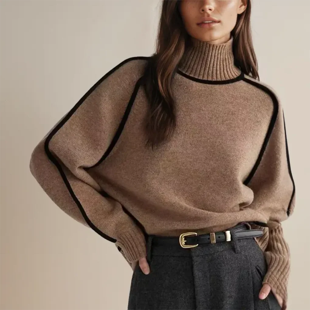 Oversized strikbluse i brun med rullekrave og sorte kontrastkanter