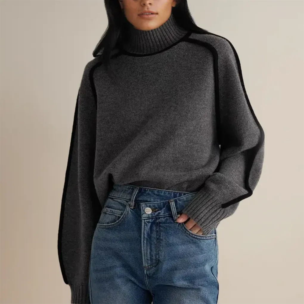 Oversized strikbluse i mørkegrå med rullekrave og sorte kontrastkanter