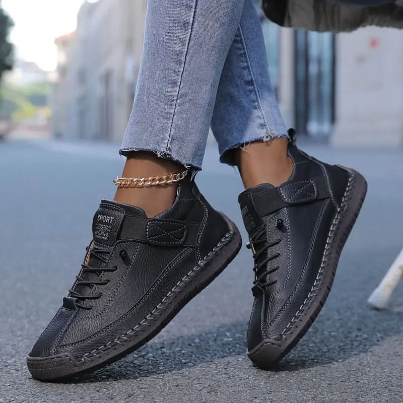 Sorte sneakers med snørebånd, elastikstrop og profileret sål