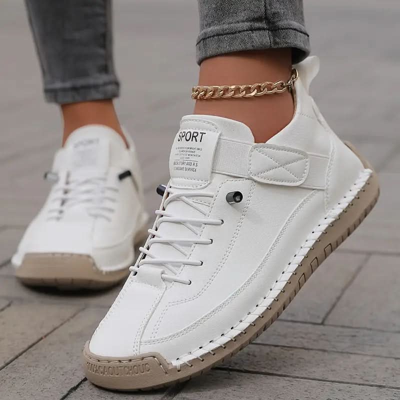 Hvide sneakers med snørebånd, elastikstrop og profileret beige sål