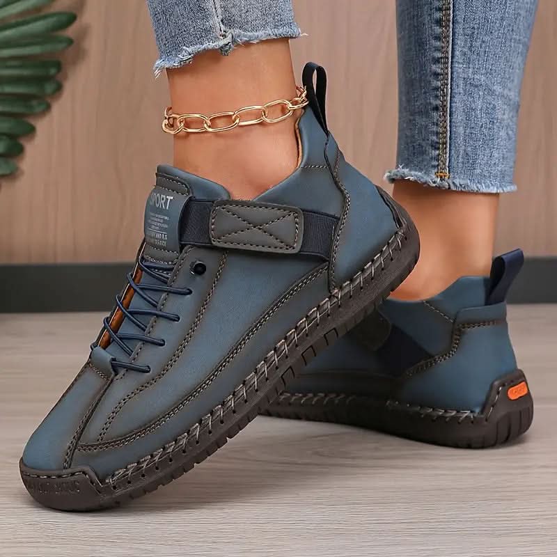 Blå sneakers med snørebånd, elastikstrop og profileret sål