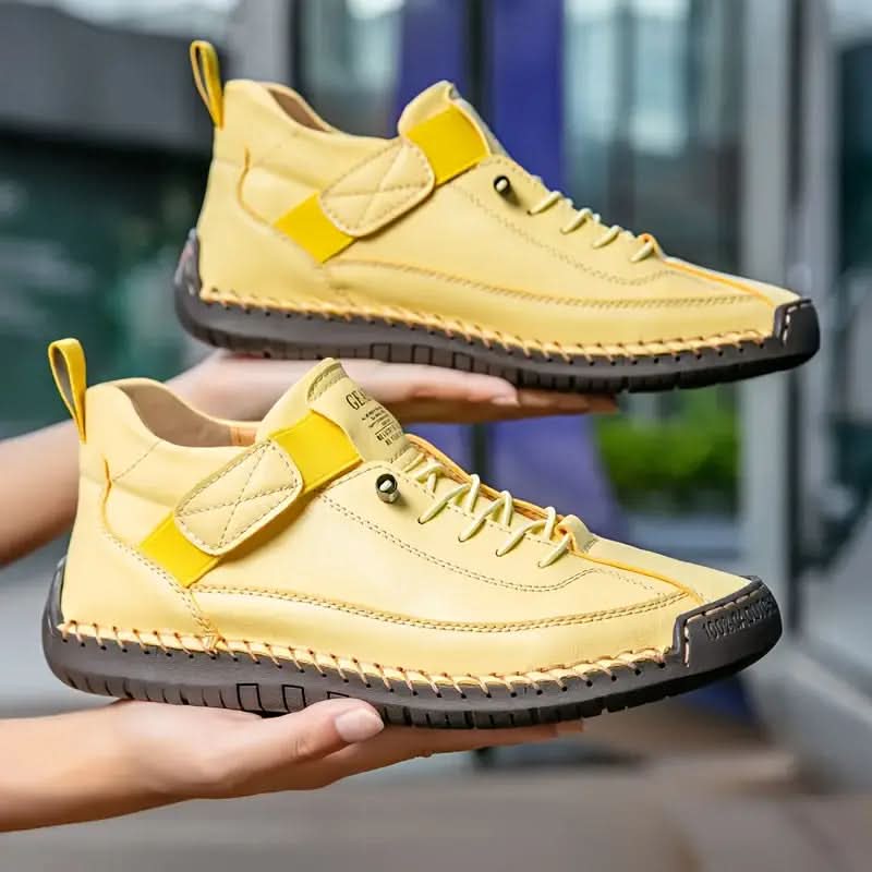 Lysegule sneakers med snørebånd, elastikstrop og profileret sål