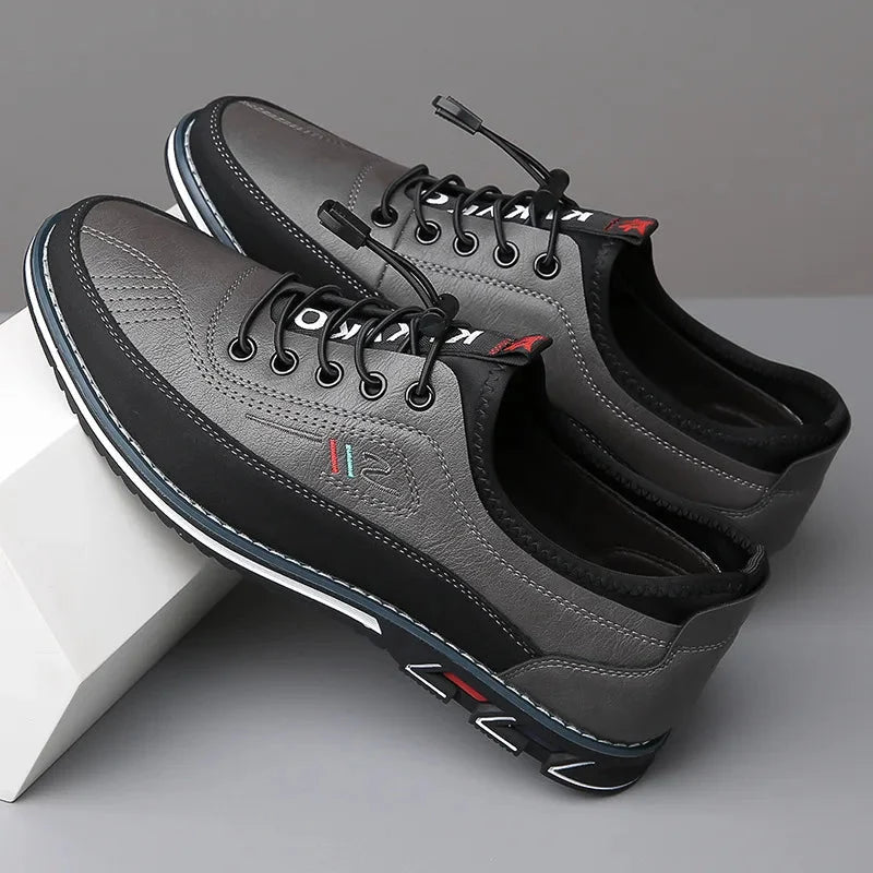 Grå sneakers med elastiske snørebånd, sort hælkappe og riflet sål