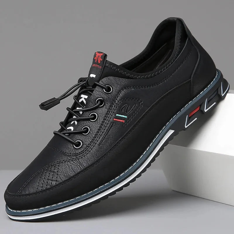 Sorte sneakers med elastiske snørebånd, præget overdel og riflet sål