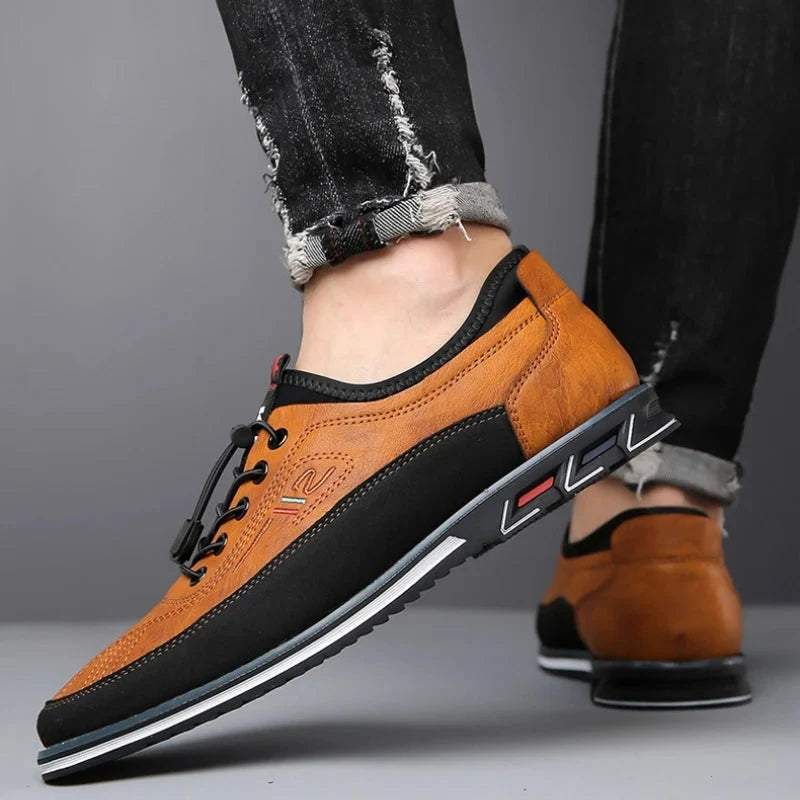 Orange sneakers på fødder med elastiske snørebånd og riflet sål
