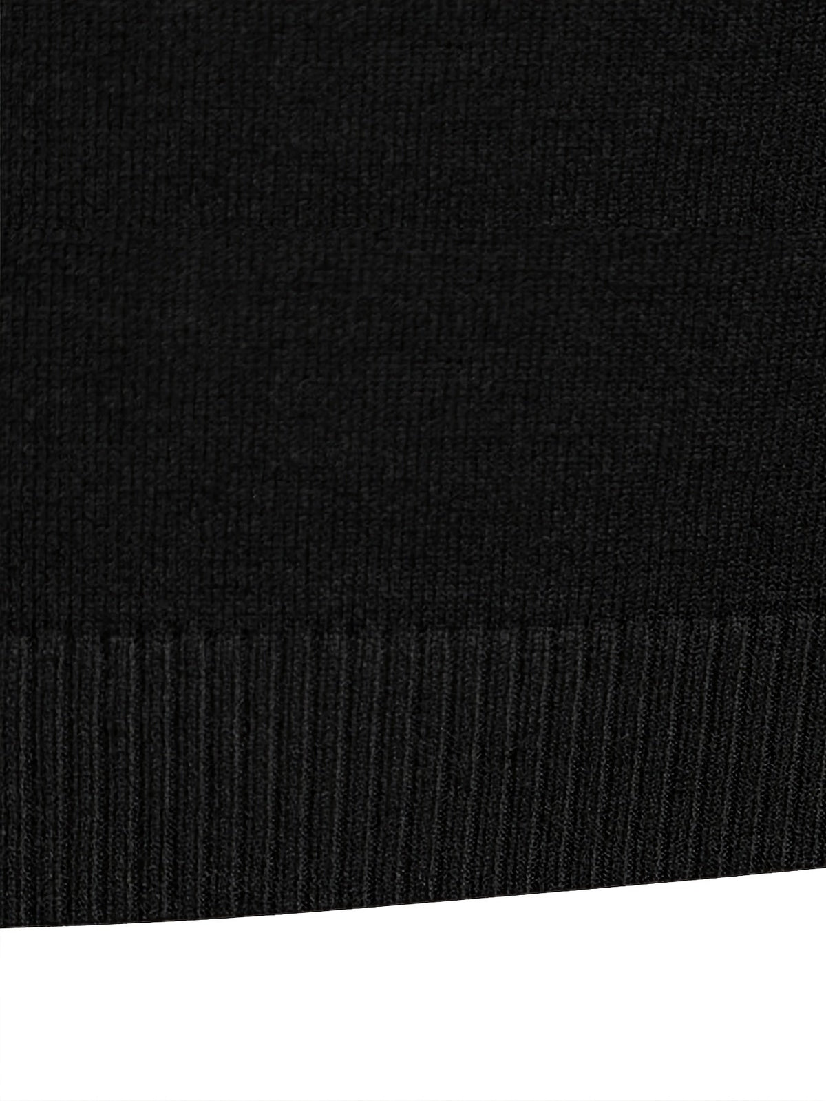 Stofdetalje af højhalset klassisk sweater i sort med tæt strikmønster