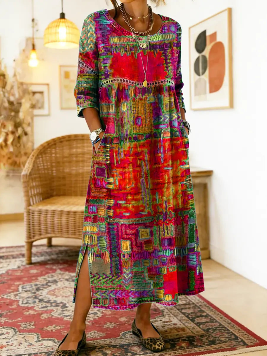 Flerfarvet maxikjole med patchwork-print, rund hals og sideslid.