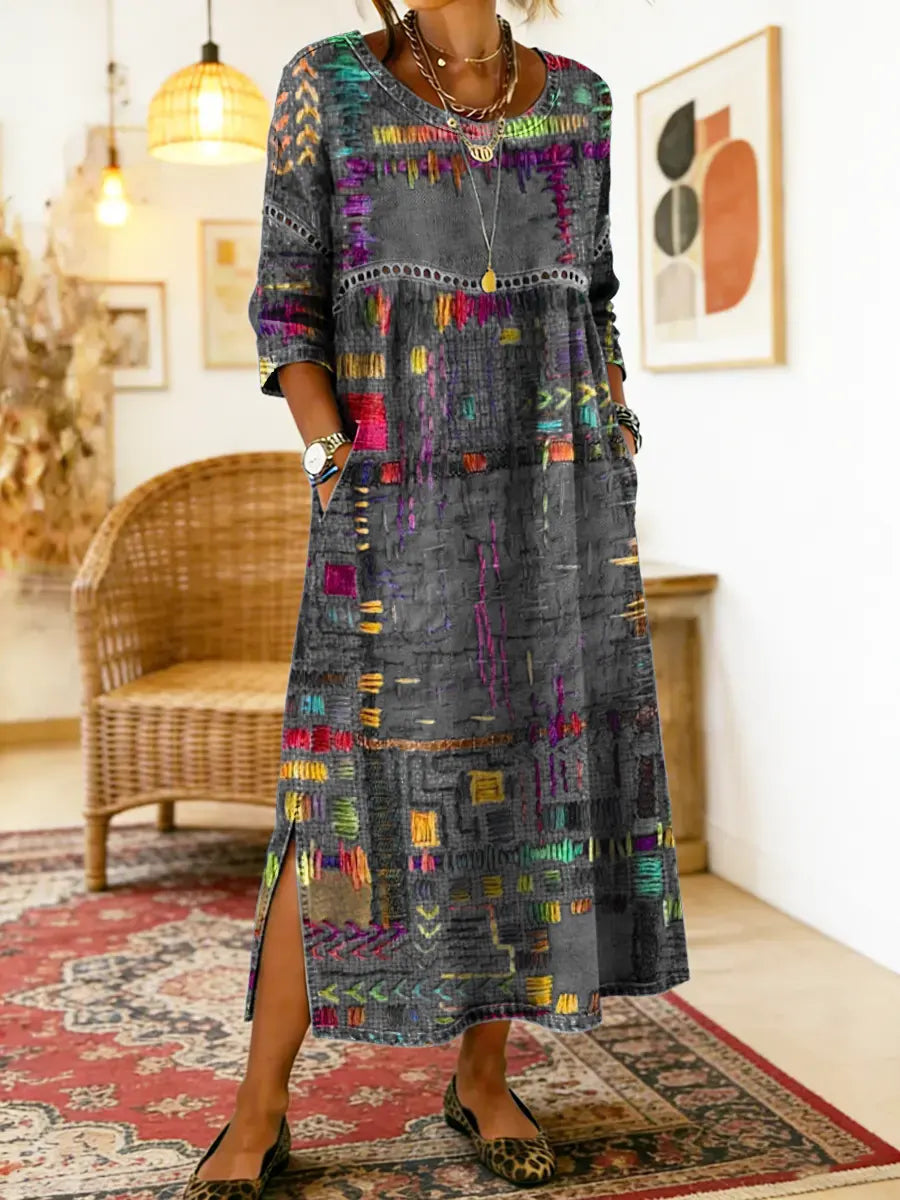 Maxikjole i mørk bund med patchwork-print, 3/4 ærmer, rund hals og sideslid