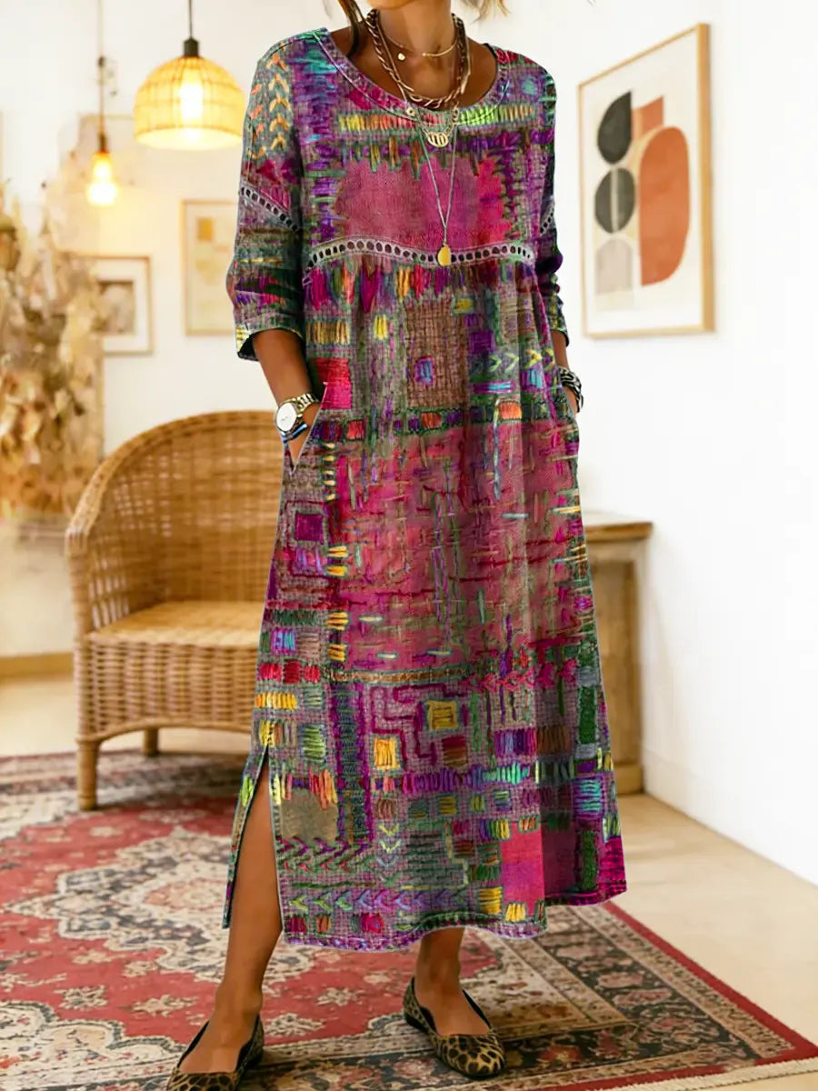 Maxikjole i pink/lilla patchwork-print med 3/4 ærmer, rund hals og sideslid