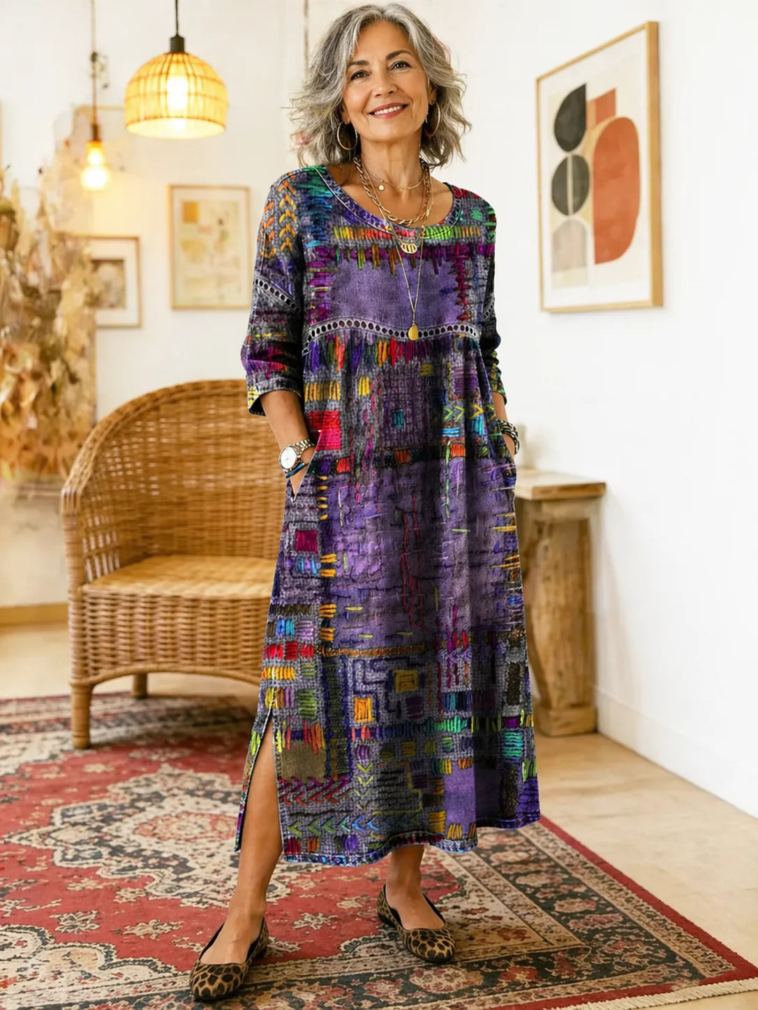 Flerfarvet maxikjole med patchwork-print, rund hals og sideslid ved ben.