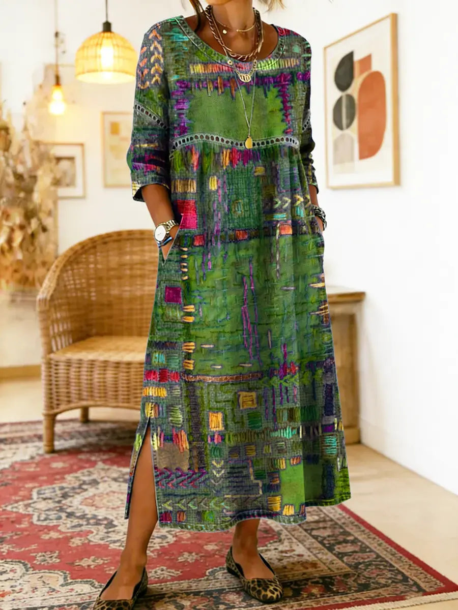 Flerfarvet maxikjole med patchwork-print, rund hals og sideslid.