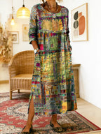 Flerfarvet maxikjole med patchwork-print, rund hals og 3/4-ærmer.