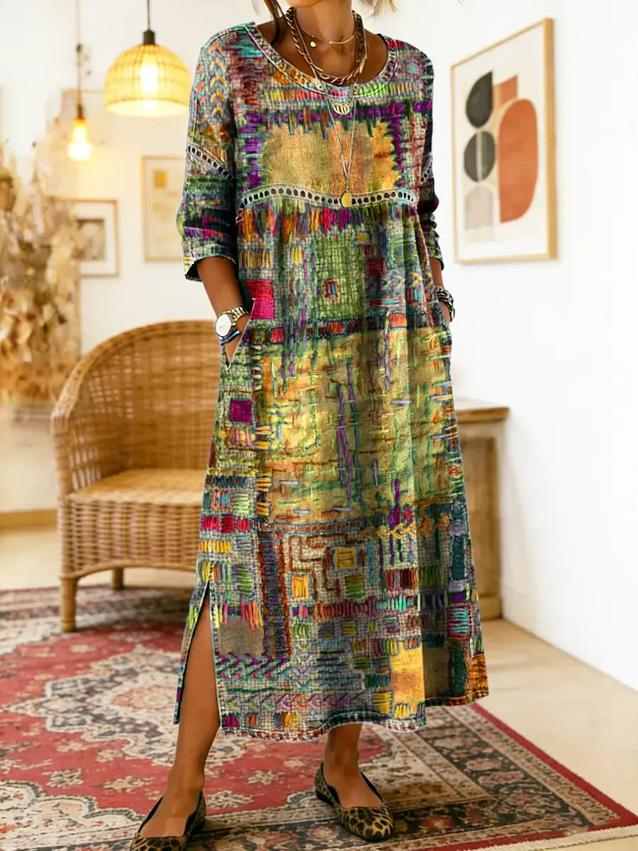 Flerfarvet maxikjole med patchwork-print, rund hals og 3/4-ærmer.