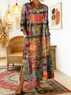 Flerfarvet maxikjole med patchwork-print, rund hals og sideslid ved skridtet.