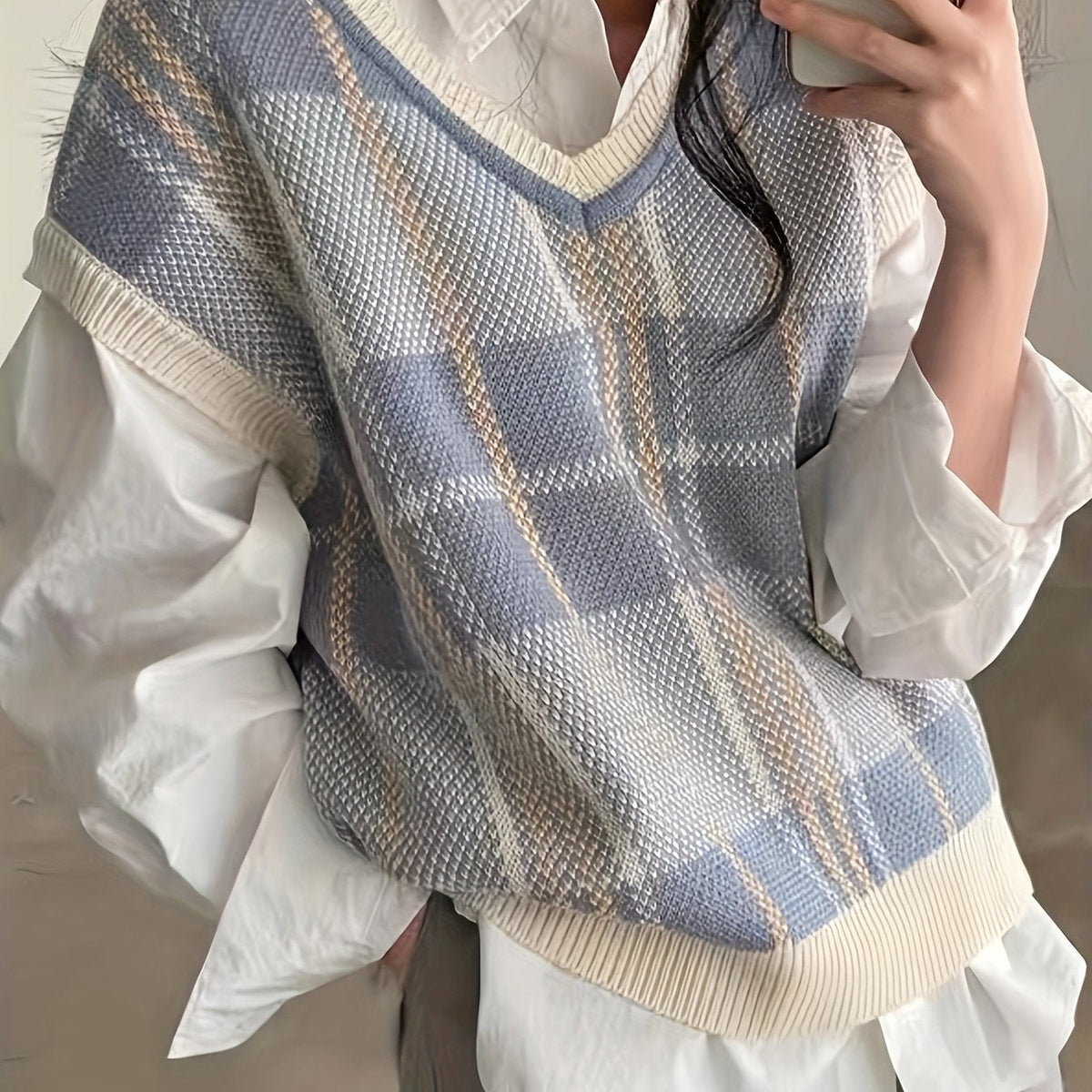 Vintage ternet sweatervest med V-hals i lys blå og beige, strikket ribkant