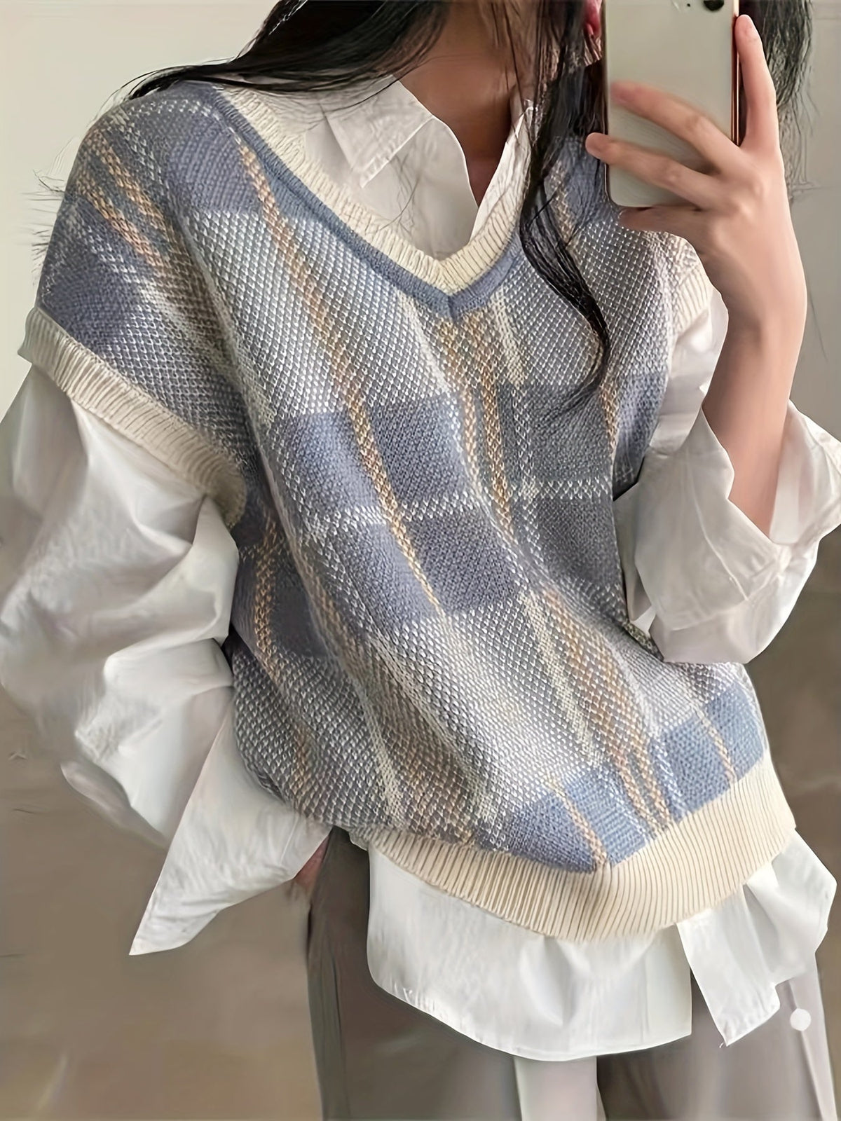 Vintage ternet sweatervest med V-hals i lys blå og beige, ribkant ved bund