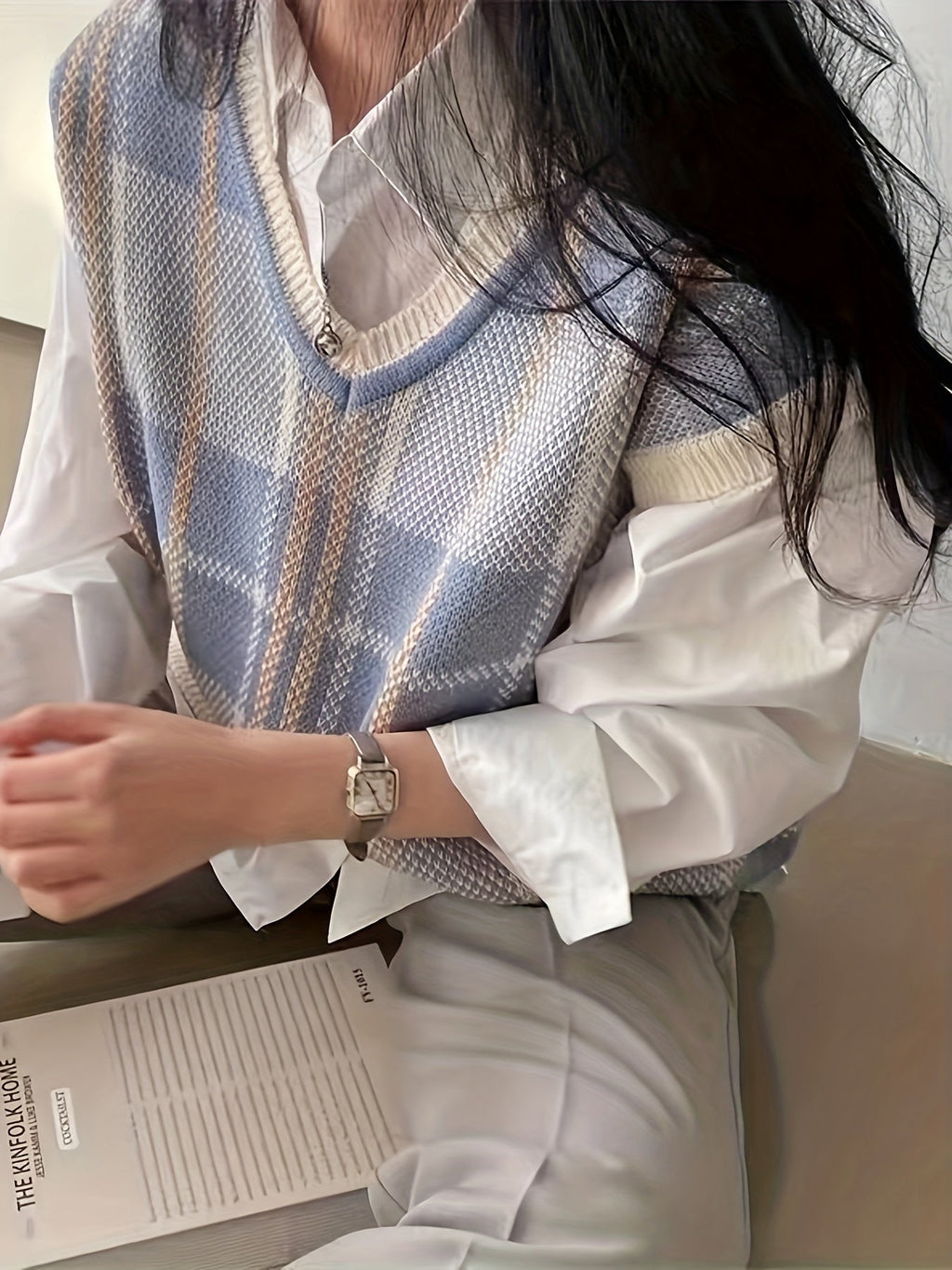 Vintage ternet sweatervest i lys blå og beige, V-hals og ribstrikket bund