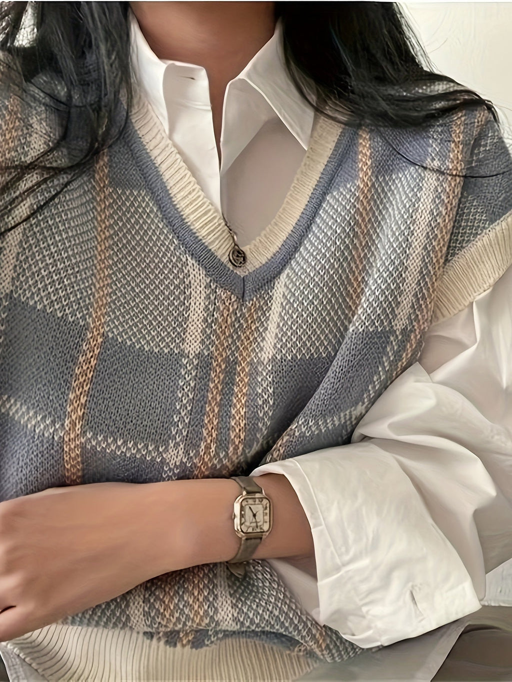 Vintage ternet sweatervest med V-hals, lys blå tern og beige, knap ved hals
