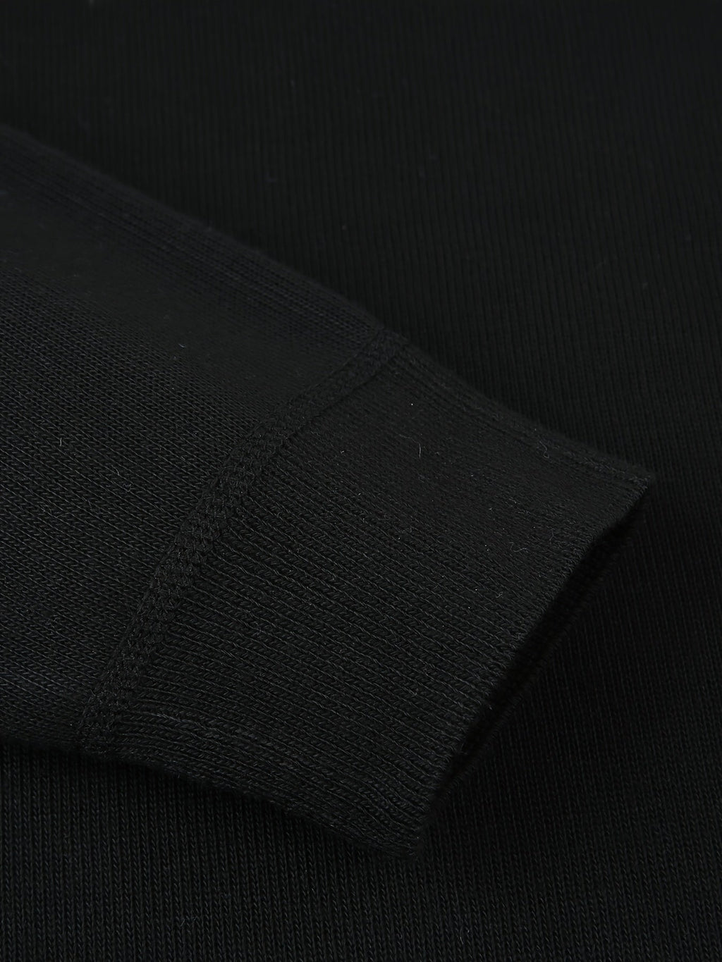 Maxwell højhalset sweater, nærbillede af ribkant ved ærmemanchet i sort