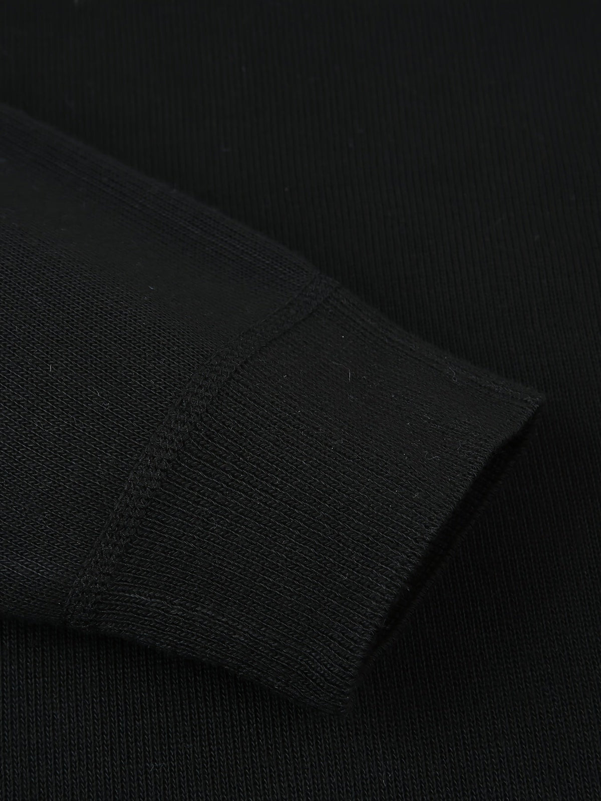 Maxwell højhalset sweater, nærbillede af ribkant ved ærmemanchet i sort