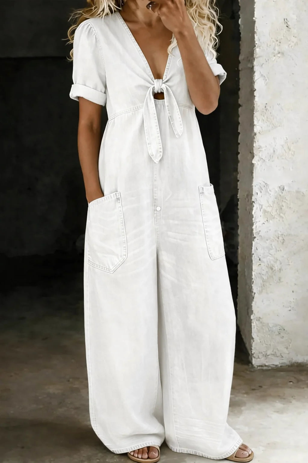 Hvid ankellang denim-jumpsuit med knapstolpe, bindebånd og vide ben