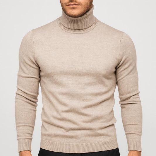 Beige strikbluse med rullekrave og ribstrikkede manchetter samt bundkant.